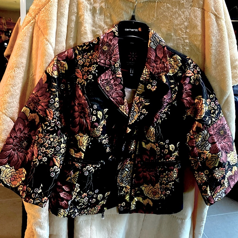 Issac Mizrahi live jacket.multiple color floral. ZIP pockets.